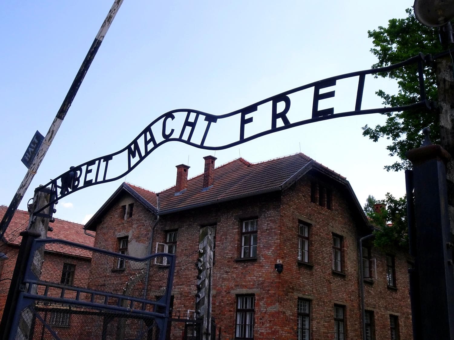 Экскурсионная поездка в Аушвиц-Биркенау из Вроцлава с русскоязычным гидом
